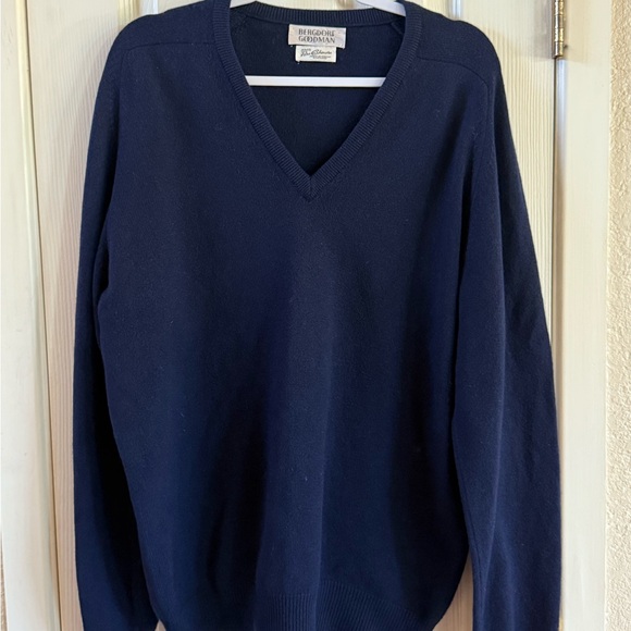 Bergdorf Goodman Navy Blue V-Neck 100% Cashmere Made in Scotland